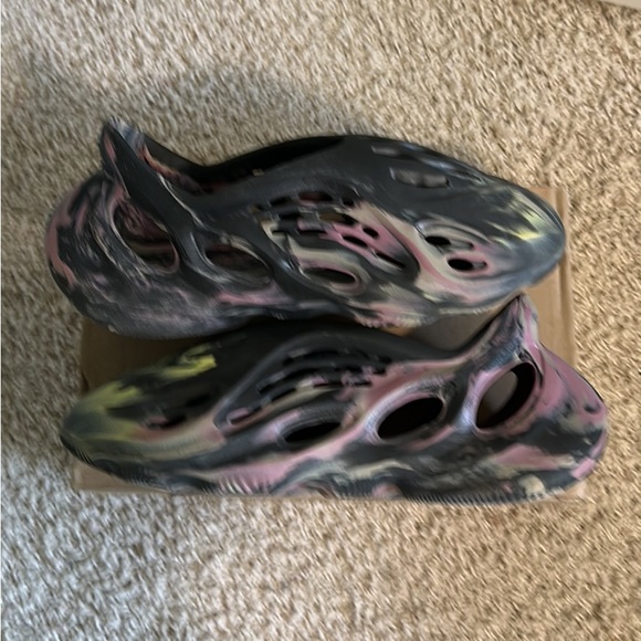 Yeezy Foam Runner “MX CARBON” size 10 - Picture 3 of 5